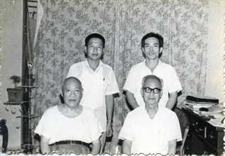 刘瑞龙老部长（前排左）在家等接...